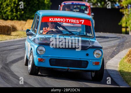 Gary Rush in seinem 1965 Hillman Rally Imp historischen Werke Replik Rennfahrer. Stockfoto