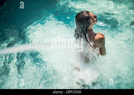 Frau im Whirlpool. Stockfoto