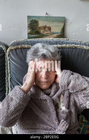 Frau, die unter Kopfschmerzen leiden Stockfoto