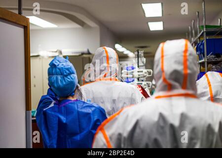 Verlegung eines Patienten, der von Covid 19 betroffen ist, von einer Intensivstation in Ile de France in die Provinz. Stockfoto