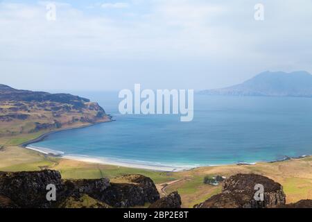 Die Bucht von Laig vom Hügel Sgorr an Fharaidh Eigg Schottland Stockfoto