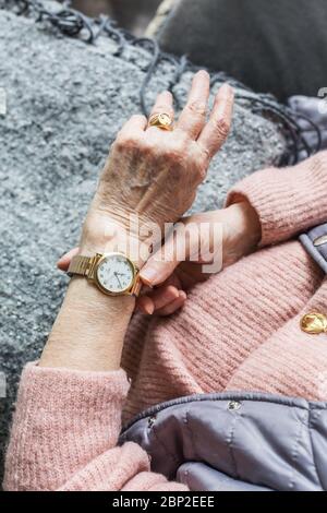 Frau auf der Suche auf ihre Uhr. Stockfoto