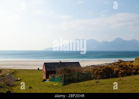 Laig Bay auf der Isle of Eigg mit der Insel Rum in der Ferne. Stockfoto