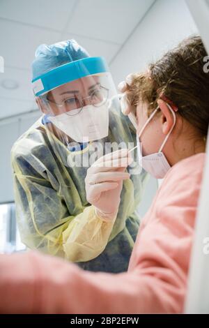 Covid 19 PCR-Screening-Test, Nasenabstrich, COSEM Mirosmenil Medical Center, Paris. Stockfoto