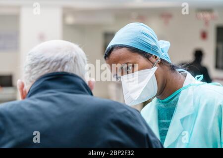 Ederly Person, die zu einem Covid 19 serologischen Test kommt, COSEM Atlas Medical Center, Paris. Stockfoto