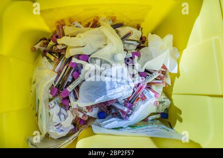 Medizinischer Abfall aus einem Labor für medizinische Biologie, Covid 19 serologischer Testraum. Stockfoto