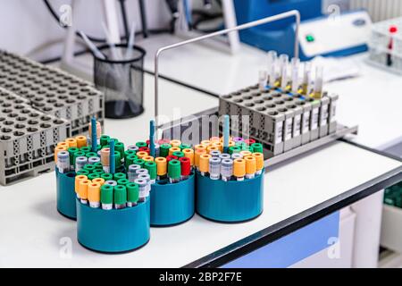 Covid 19 serologische Tests, Zentrifugation von Blutgefäßen, medizinisch-biologisches Labor, COSEM Mirosmenil Medical Center, Paris. Stockfoto