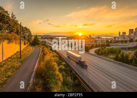 Seattle Skylines und Interstate Freeways konvergieren mit Elliott Bay und der Uferpromenade Hintergrund in Sonnenuntergang Zeit, Seattle, Washington State, USA.. Stockfoto