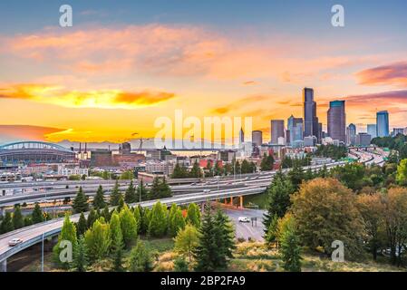 Seattle Skylines und Interstate Freeways konvergieren mit Elliott Bay und der Uferpromenade Hintergrund in Sonnenuntergang Zeit, Seattle, Washington State, USA.. Stockfoto