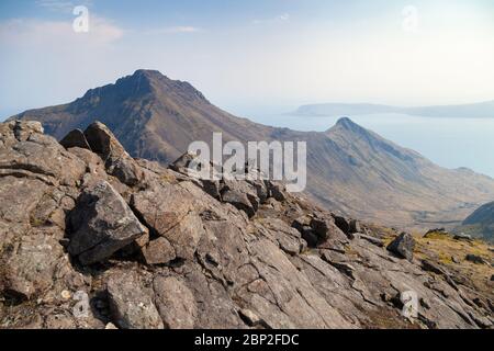 Blick zurück auf das Corbett Askival auf der Isle of Rum vom Gipfel des Trollabhal mit Eigg in der Ferne. Stockfoto