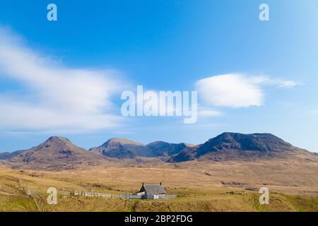 Der Rum cuillin von der Bucht von Harris auf der Isle of Rum aus gesehen Stockfoto