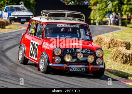 Ray West in seinem 1962 Morris Mini Cooper Rallye-Auto. Komplett modernisiertes und nachempfundvolles Interieur der Monte Carlo Rally Spec. Stockfoto