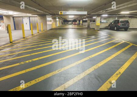 Gelbe Straße Kreuzung Linie in Parkhaus Innenraum in der Mall. Stockfoto