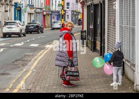 Bandon, West Cork, Irland. Mai 2020. Eine Mutter und ihre Tochter gehen heute eine fast menschenleere Bandon Main Street entlang. Einige Beschränkungen für Covid-19 werden morgen teilweise aufgehoben, um einige Sportstätten und Geschäfte zu öffnen. Credit: AG News/Alamy Live News Stockfoto