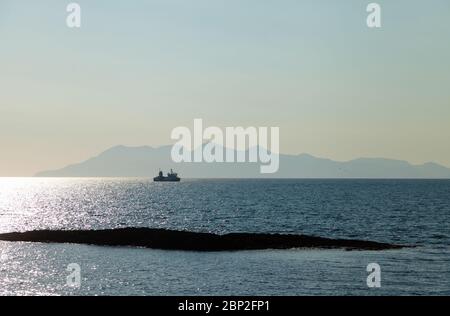 Die Isle of Rum aus dem Hafen von Mallaig an der Westküste Schottlands Stockfoto