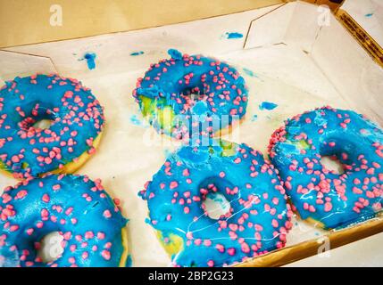 Eine Gruppe von unterschiedlich farbigen Donut. Handy-Foto. Stockfoto