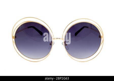 Runde Sonnenbrille mit night blue gradient Linsen und Gold farbigen Wrap around Rahmen isoliert auf weißem Hintergrund, Vorderansicht. Stockfoto