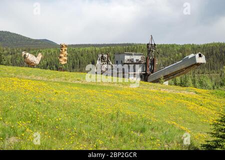 Hühnerstatue und Beschilderung in der kleinen Goldgräberstadt Chicken, Alaska Stockfoto