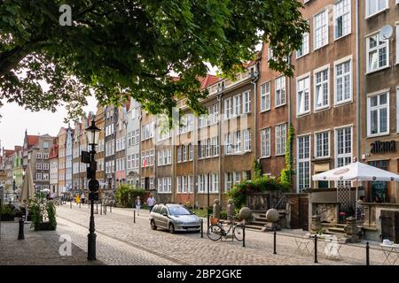 Danzig, Polen - 22. Juli 2019: Zentrale Straße in der Altstadt von Danzig bei Sonnenaufgang, Polen Stockfoto