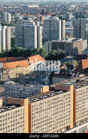Berlin, Deutschland - 18. Mai 2019: Alte DDR-Architektur am Alexanderplatz in Berlin. Ostdeutschland Gebäude von oben Stockfoto