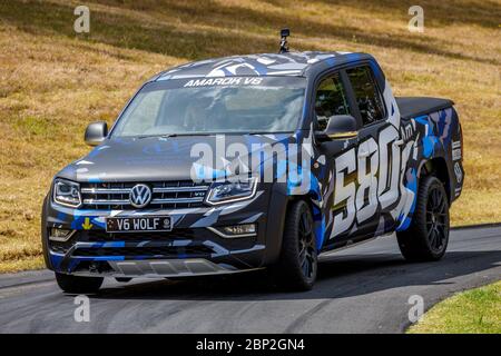 2019 Volkswagen Amarok 580 V6 Wolf mit Fahrer Madeline Stewart. Stockfoto