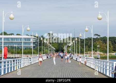 Sopot, Polen - 24. Juli 2019: Holzsteg in Sopot im Sommer. Sopot Pier ist die längste hölzerne Pier in Europa. Stockfoto
