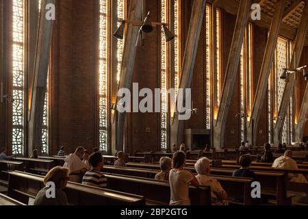 Warschau, Polen - 14. April 2019: Heilige Messe in der Kirche des Hl.Dominikus in Warschau Stockfoto