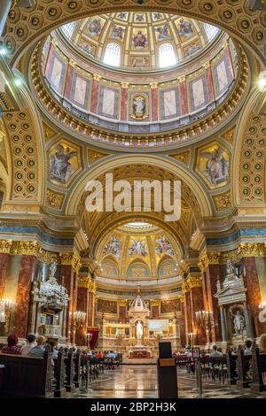 Budapest, Ungarn - 25. August 2019: Innenraum der römisch-katholischen Kirche St.-Stephans-Basilika in Budapest, Ungarn. Stockfoto