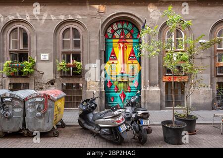 Budapest, Ungarn - 25. August 2019: Bunte Straßenkunst auf dem Gebäude in Budapest, Ungarn Stockfoto