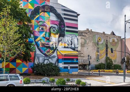 Lodz, Polen - 7. Juli 2019: Riesige Straßenkunst-Wandmalereien an Gebäudewänden in Lodz, Polen. Stockfoto