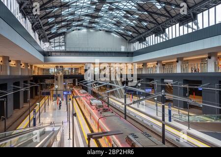 Lodz, Polen - 7. Juli 2019: Innenansicht des Bahnhofs Lodz Fabryczna - ein Hauptbahnhof in Lodz Stockfoto