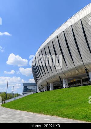 Detail eines modernen futuristischen Sport- und Eventstadions mit einer organischen Blobform aus dem abgerundeten perforierten Metallblech Stockfoto