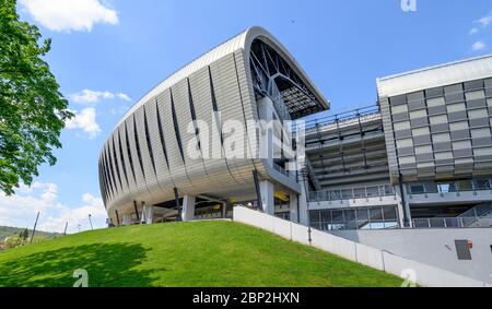 Detail eines modernen futuristischen organischen blob geformten Stadion, wo Sport und andere Arten von Veranstaltungen mit perforierten Metallblech statt Stockfoto