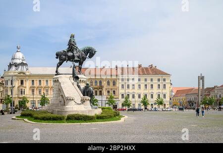 Cluj-Napoca, Rumänien - 15. Mai 2020: Die Statue von Matei Corvin auch bekannt als Mattias Corvinus Rex, die ein ungarisch-rumänischer Herrscher von Transilvá war Stockfoto