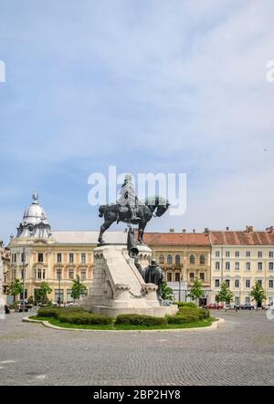 Die Reiterstatue von Matei Corvin, auch bekannt als Matthias Rex oder Matias Corvinus in der Mitte der Unirii (Union) Platz in Cluj-Napoca Stadt Ro Stockfoto