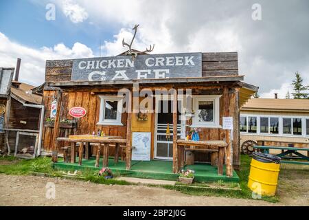 Souvenirladen, Salon und Café im wunderschönen Stadtzentrum von Chicken, Alaska ist eine einzigartige Attraktion am Straßenrand, die Susan Wiren gehört. Stockfoto