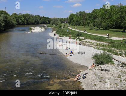 Sonntagnachmittag am Isarufer während der Corona-Blockierung in München, Bayern, Deutschland Stockfoto