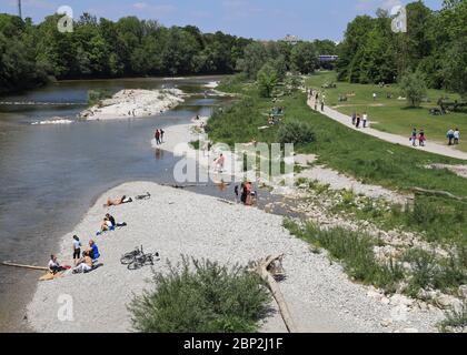 Sonntagnachmittag am Isarufer während der Corona-Blockierung in München, Bayern, Deutschland Stockfoto