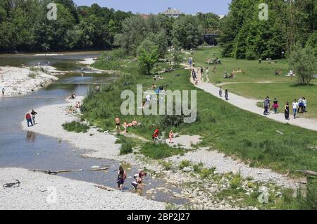 Sonntagnachmittag am Isarufer während der Corona-Blockierung in München, Bayern, Deutschland Stockfoto