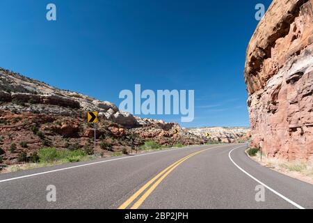 Landschaftlich schöner Highway 12, der sich durch das Grand Staircase Escalante National Monument in Utah windet Stockfoto