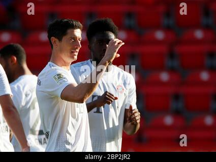 Der Münchner Robert Lewandowski feiert das Eröffnungsspiel seiner Mannschaft beim Bundesliga-Spiel zwischen Union Berlin und Bayern München in Berlin. Stockfoto