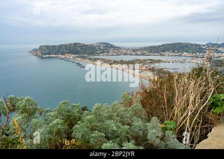 Aussicht vom Wanderweg auf den Leuchtturm Miseno Stockfoto