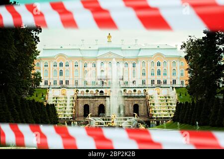 Quarantänekonzept. Russland St. Petersburg Peterhof Palast und Grand Cascade Brunnen mit Warnband Stockfoto