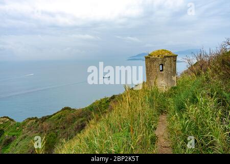 Aussicht vom Wanderweg auf den Leuchtturm Miseno Stockfoto