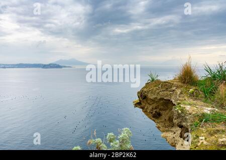 Aussicht vom Wanderweg auf den Leuchtturm Miseno Stockfoto