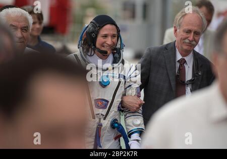 Expedition 56 Preflight NASA Associate Administrator für das Missionsdirektorat Human Exploration and Operations William Gerstenmaier, rechts, begleitet die Flugingenieurin Serena Auñón-Chancellor der Expedition 56, als sie sich auf den Start des Sojus MS-09-Raumschiffs am 6. Juni 2018 auf dem Kosmodrom Baikonur in Kasachstan vorbereitet. Die Kanzlerin und ihre Besatzungsmitglieder Alexander Gerst von der ESA (Europäische Weltraumorganisation) und Sergey Prokopjew von Roskosmos werden die nächsten sechs Monate an Bord der Internationalen Raumstation Auñón leben und arbeiten. Stockfoto