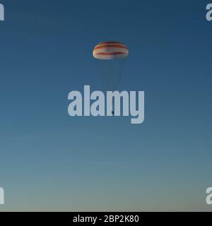 Am 28. Februar 2018 landete die Sojus MS-06-Raumsonde mit den Mitgliedern der Expedition 54 Joe Acaba, Mark Vande Hei und Alexander Misurkin nach 168 Tagen an Bord der Internationalen Raumstation erfolgreich in der Nähe von Zhezkazgan in Kasachstan. Stockfoto