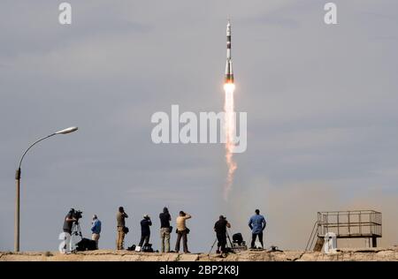 Expedition 56 Start die Sojus MS-09 Rakete wird mit der Expedition 56 gestartet Sojus Commander Sergey Prokopjew aus Roskosmos, Flugingenieurin Serena Auñón-Kanzler der NASA und Flugingenieur Alexander Gerst von der ESA (Europäische Weltraumorganisation), Mittwoch, 6. Juni 2018 auf dem Kosmodrom Baikonur in Kasachstan. Prokopjew, Auñón-Kanzler und Gerst werden die nächsten sechs Monate an Bord der Internationalen Raumstation leben und arbeiten. Stockfoto