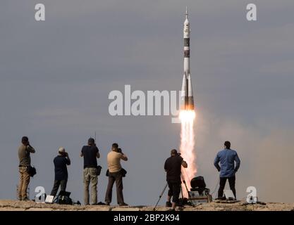 Expedition 56 Start die Sojus MS-09 Rakete wird mit der Expedition 56 gestartet Sojus Commander Sergey Prokopjew aus Roskosmos, Flugingenieurin Serena Auñón-Kanzler der NASA und Flugingenieur Alexander Gerst von der ESA (Europäische Weltraumorganisation), Mittwoch, 6. Juni 2018 auf dem Kosmodrom Baikonur in Kasachstan. Prokopjew, Auñón-Kanzler und Gerst werden die nächsten sechs Monate an Bord der Internationalen Raumstation leben und arbeiten. Stockfoto