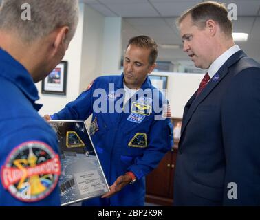 Expedition 54 Post Flight NASA-Administrator Jim Bridenstine, rechts, trifft sich mit den NASA-54 Astronauten Mark Vande Hei, links, und Joe Acaba während ihres Expedition 54 Post-Fluges, Mittwoch, 13. Juni 2018, im NASA-Hauptquartier in Washington. Stockfoto